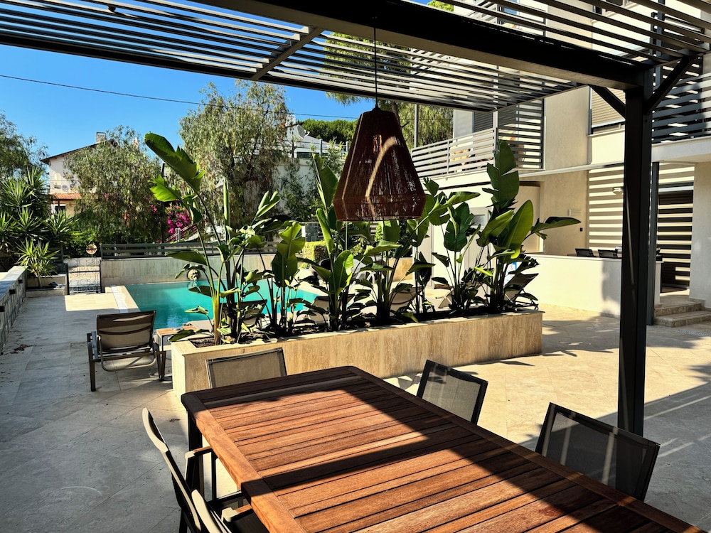 Levon Villa Hotel