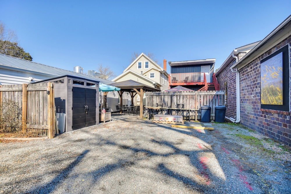 Family-friendly Main St Gloucester Apt w/ Balcony!