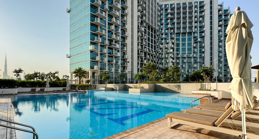 1BR Apt Near Downtown Dubai Pool Skyline Views