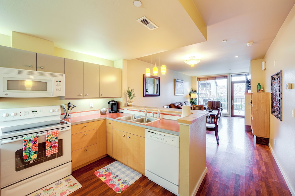 Walk to Lake Chelan: Condo w/ Pool Access