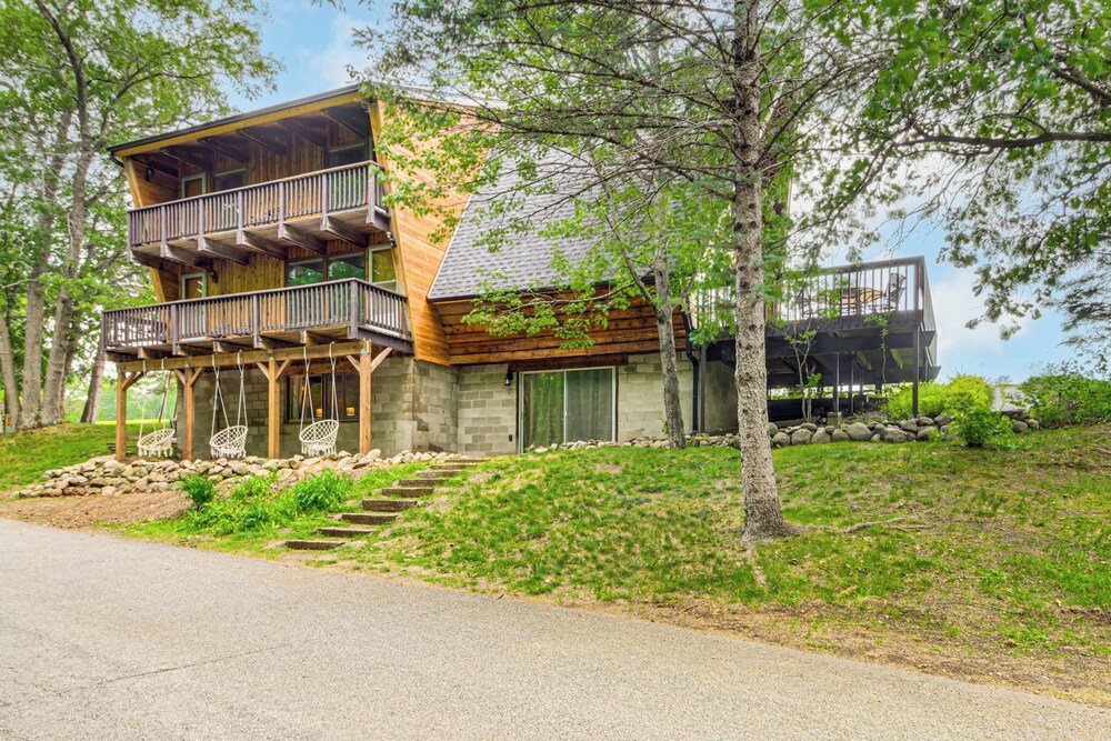 Canal Across Street: Family Cabin in Breezy Point!