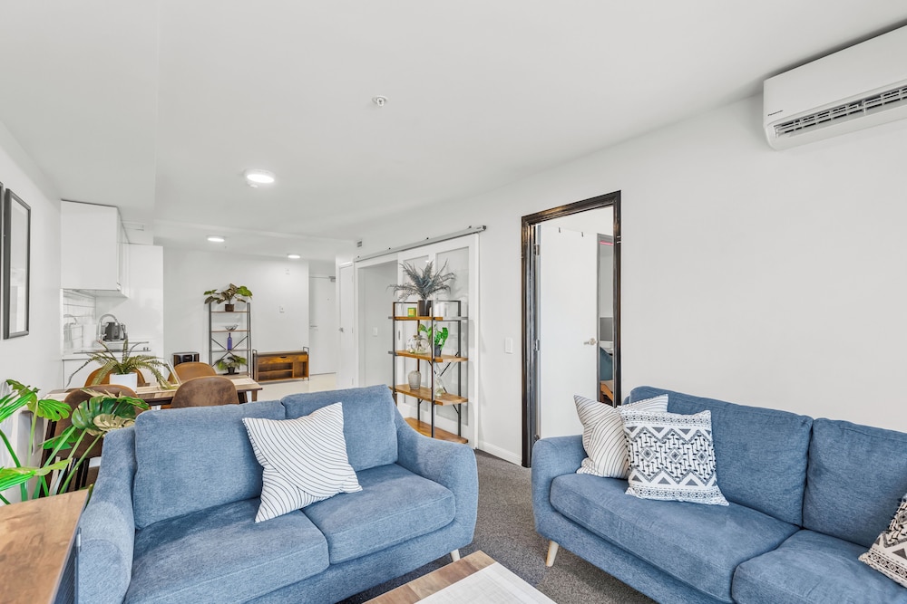 2BR Apt with Parking in Prime Spot Zodiak Stays