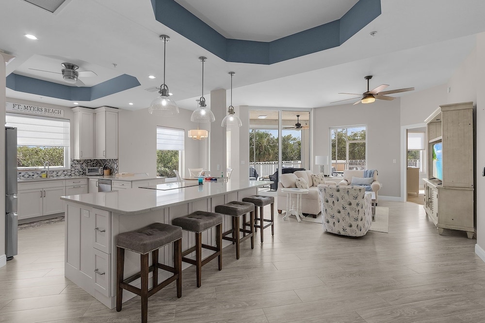 Manatee Bay #721: Waterfront Condo W/ Bay Views & Pool 3 Bedroom Condo