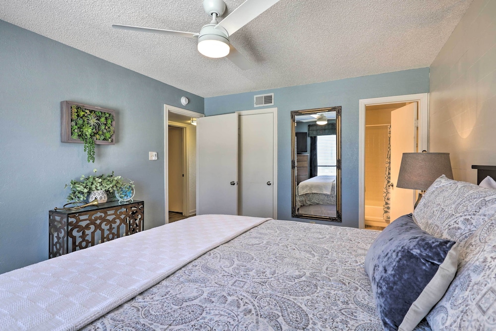 Waterfront Condo With Balcony Dock Access - Property Image 27