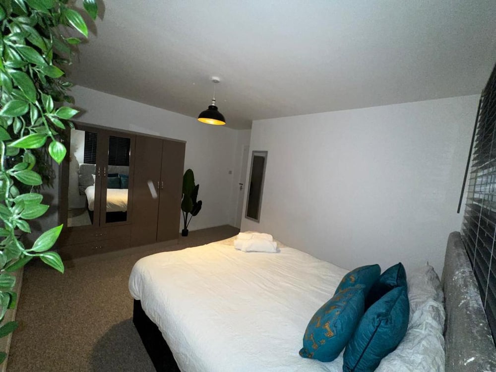 Impeccable 2-bed Apartment in Grays, London view 2