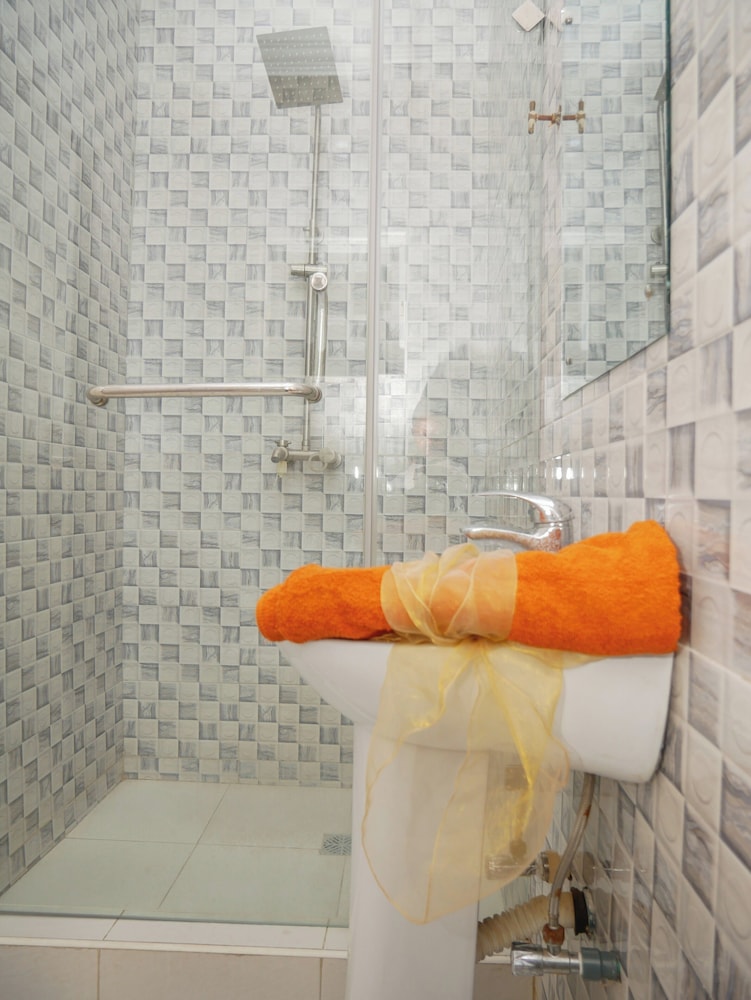House-sleeps8-parking-jacuzzi