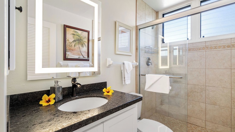 Oceanfront Penthouse With Sunset Views, A/C and Wraparound Lanai! - Vrkcv