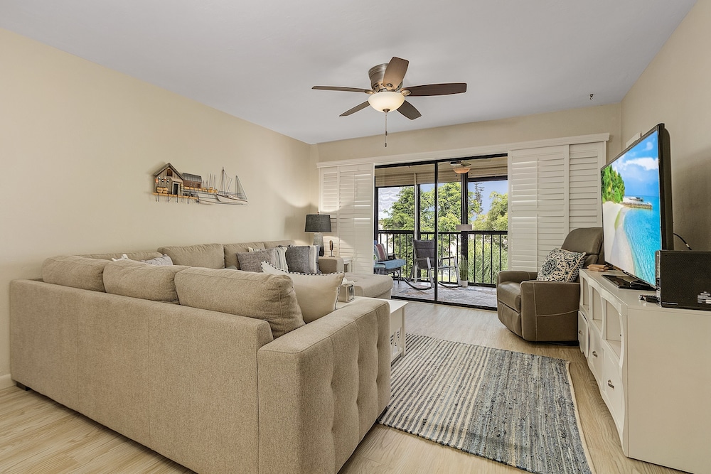 Cinnamon Cove #302 - 11170 Caravel Cir 2 Bedroom Apts by RedAwning view 5