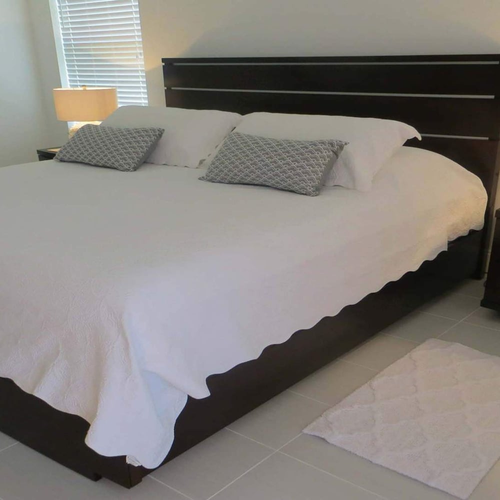 Altaira - top Location Lake View Pool Spa 4 Bed
