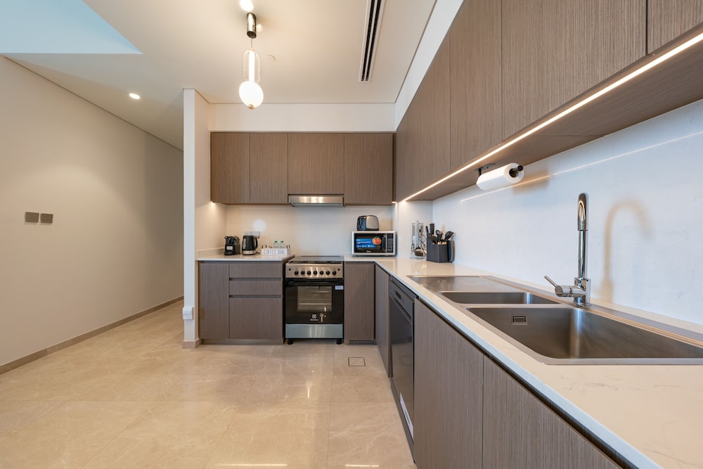 Skyline Majesty - Luxury Living with Full Burj Khalifa & Fountain Views