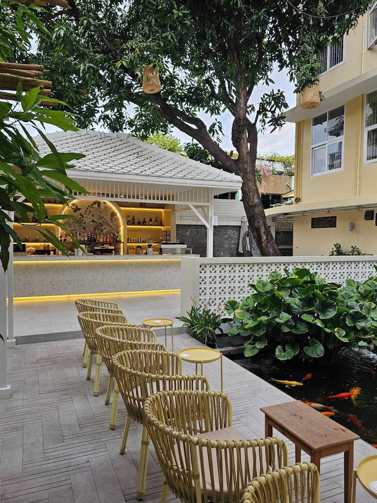 Feung Nakorn Balcony Rooms and Cafe
