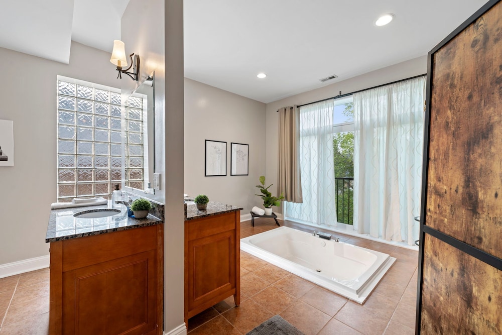 Spacious Luxury Retreat 8 Bed Oasis With 6 Baths