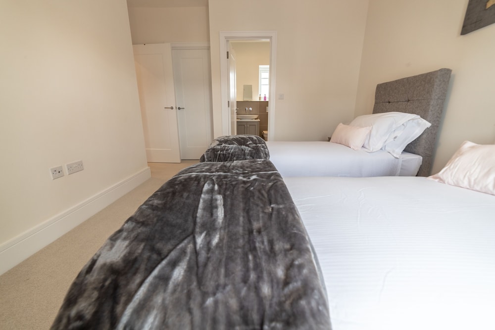 Reading Green Park Village Serviced Apt