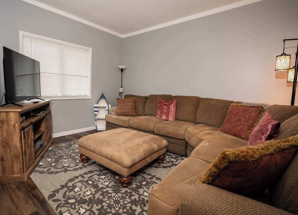 Three Blocks From Paradise Cozy Home for 8 Near Lake Geneva