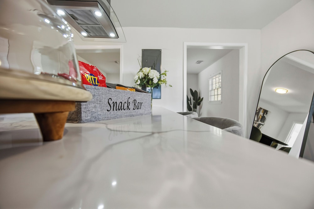Modern Newly Renovated 3-bedroom in Historic West End