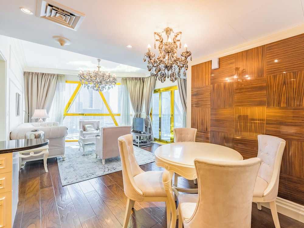 Luxury Spacious Condo in the Iconic Park Towers