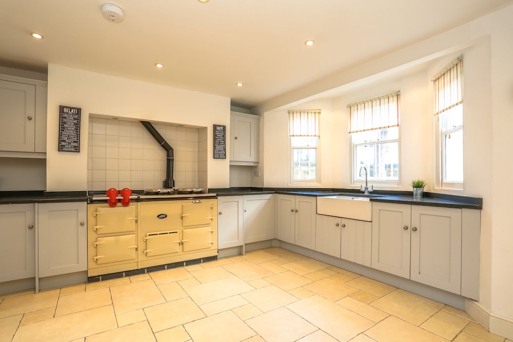 The Glasshouse Escape - 5BDR Victorian Jewel with Modern Twists in Jericho