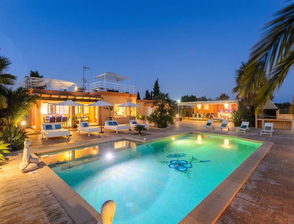 Modern Villa With Pool Near Town