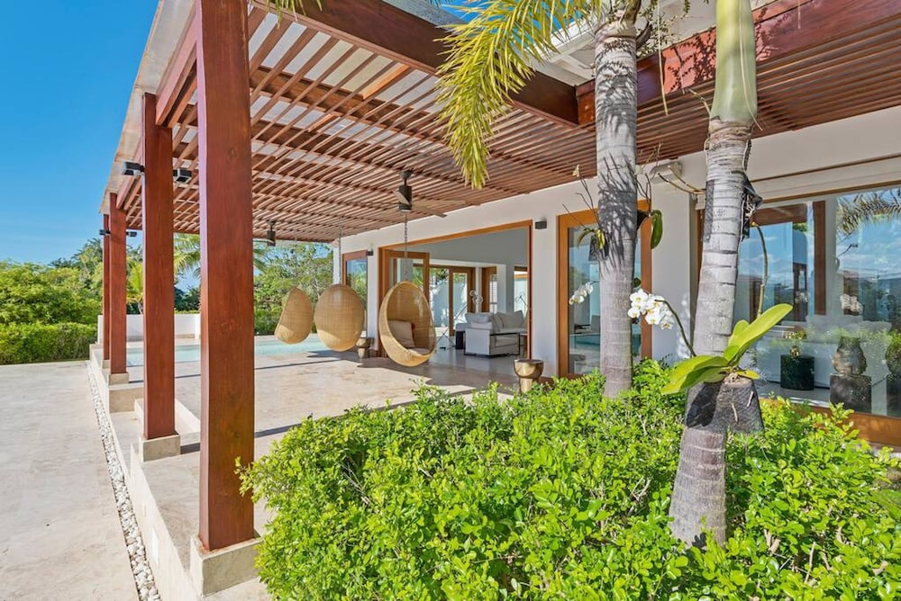 Modern Oasis Stunning Views of Golf Course River