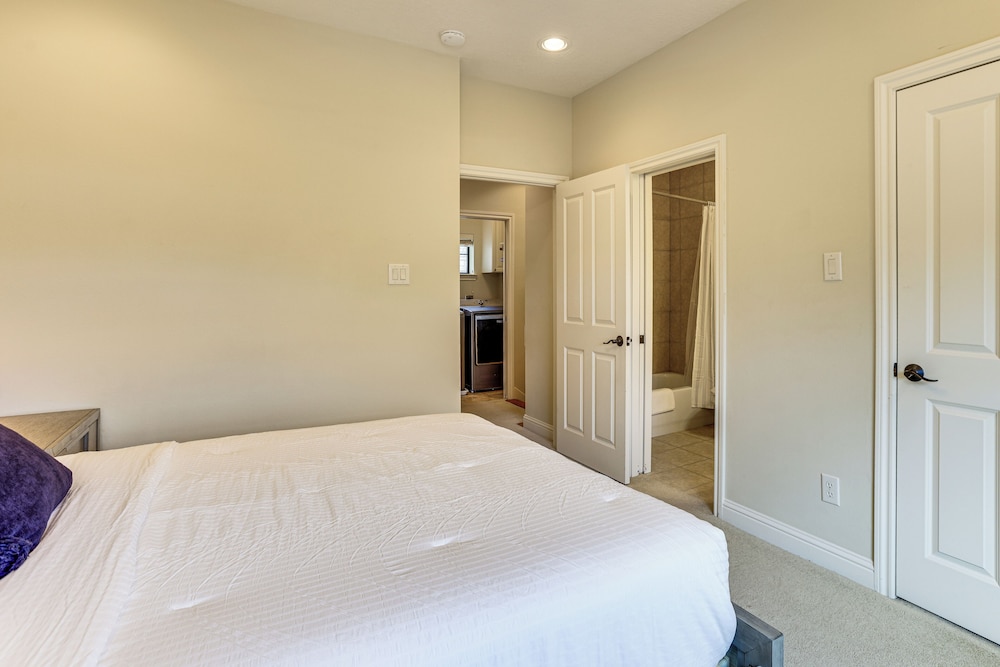 Walk to Shops & Eats: Family Retreat in Houston