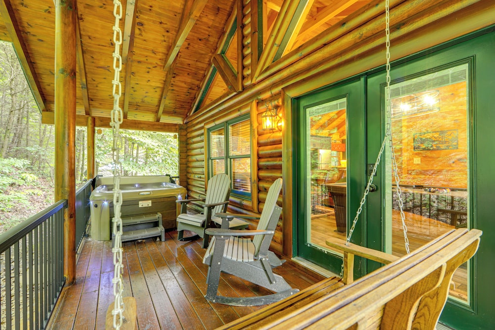 1 Mi to Dtwn Gatlinburg: Hot Tub Haven in Smokies!