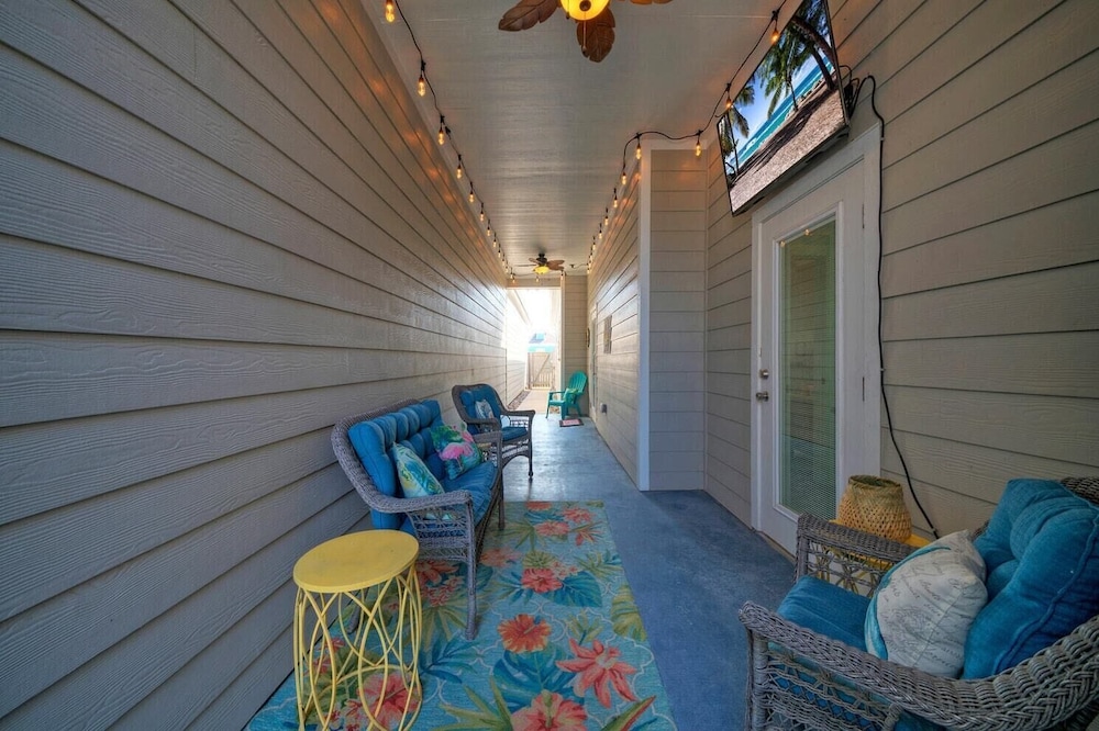 Shared Resort-style Pool, Playground, Patio w/ Bar Tidal Times by Avantstay