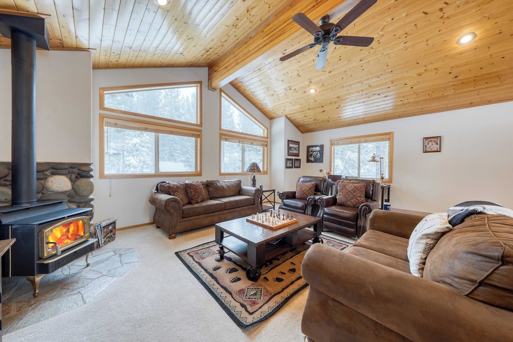 Cabin Retreat w/ Hot Tub & Fireplace - Near Northstar and Downtown Truckee