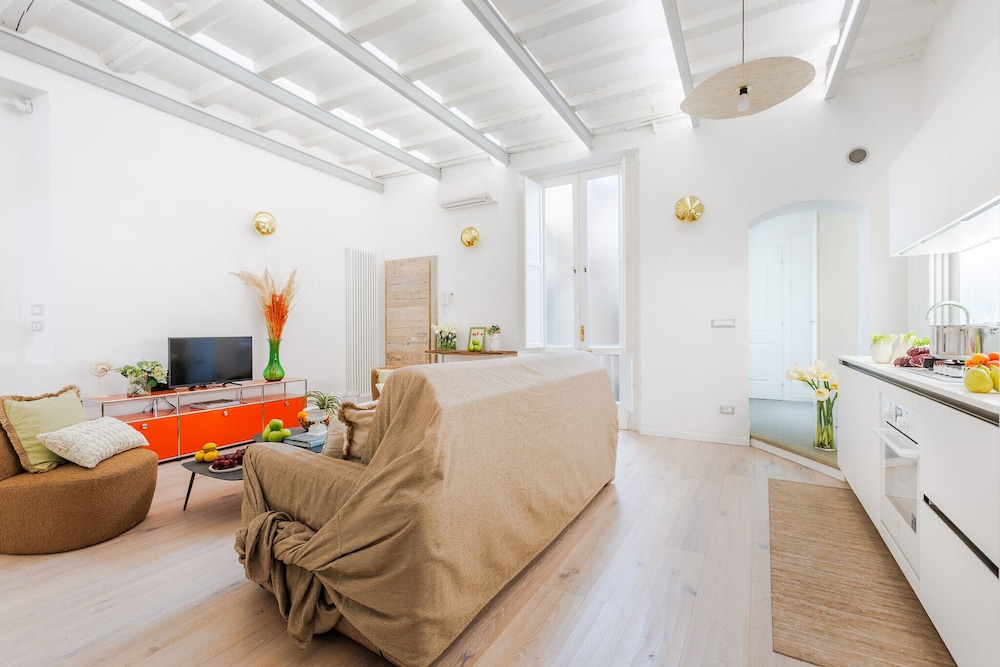Casa Joyce in Lucca With 1 Bedrooms and 1 Bathrooms