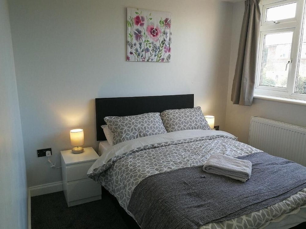 Bluewater House - Immaculate 4-bed in Greenhithe view 5