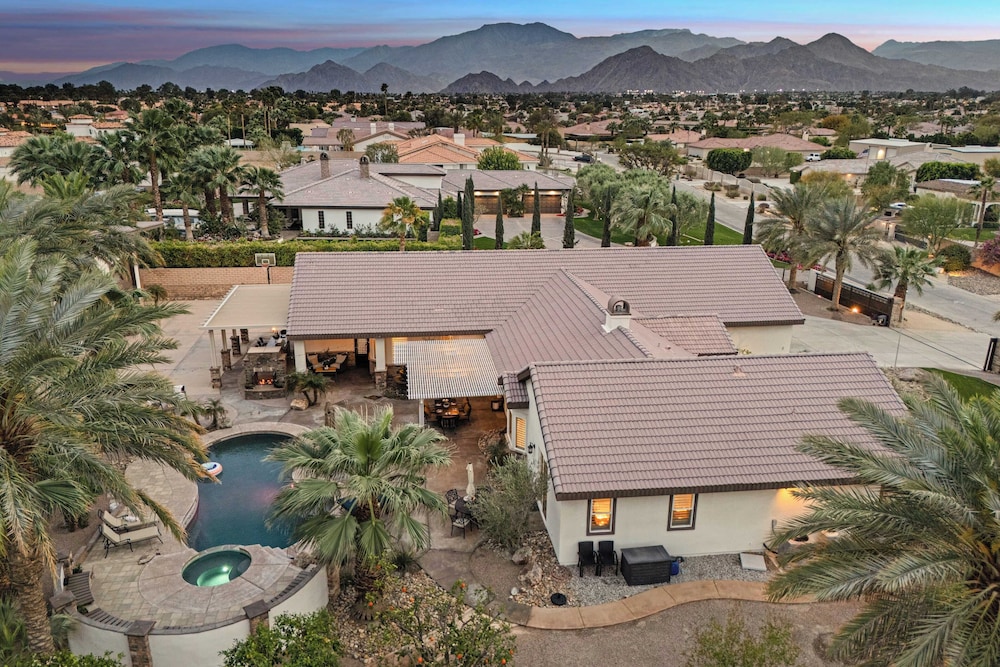 41 Palms Estate by Avantstay Indoor Pickleball, Pool, Hot Tub, Outdoor Kitchen