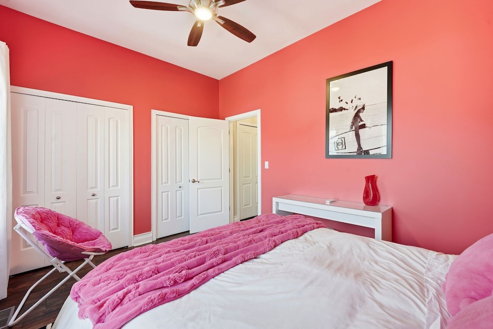River West Modern 4-bd Home With Patio Balcony