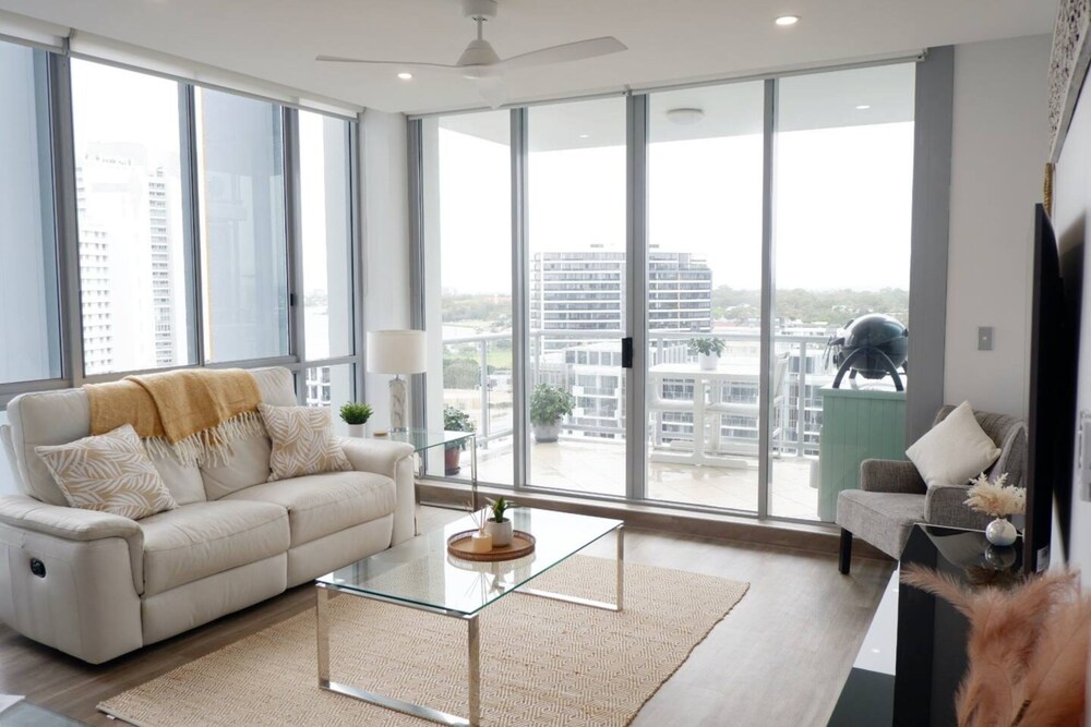 Beautiful 1 Bedroom Gold Coast Retreat With Free Parking