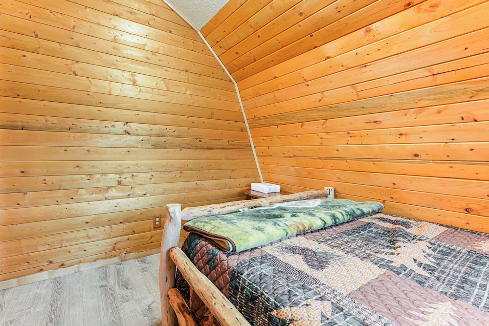 3 Mi to Kenai River: Secluded Sterling Cabin!