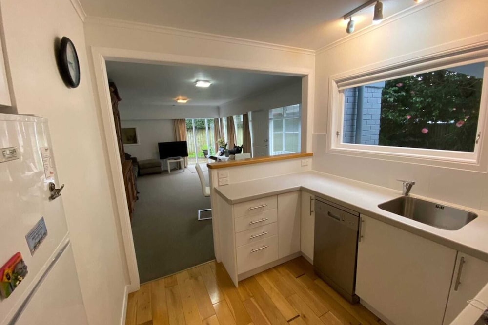 Lovely 2 Bedroom Apartment in Quiet Parnell view 3