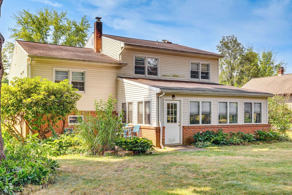 Dutch Country Home Near Family Attractions! view 4