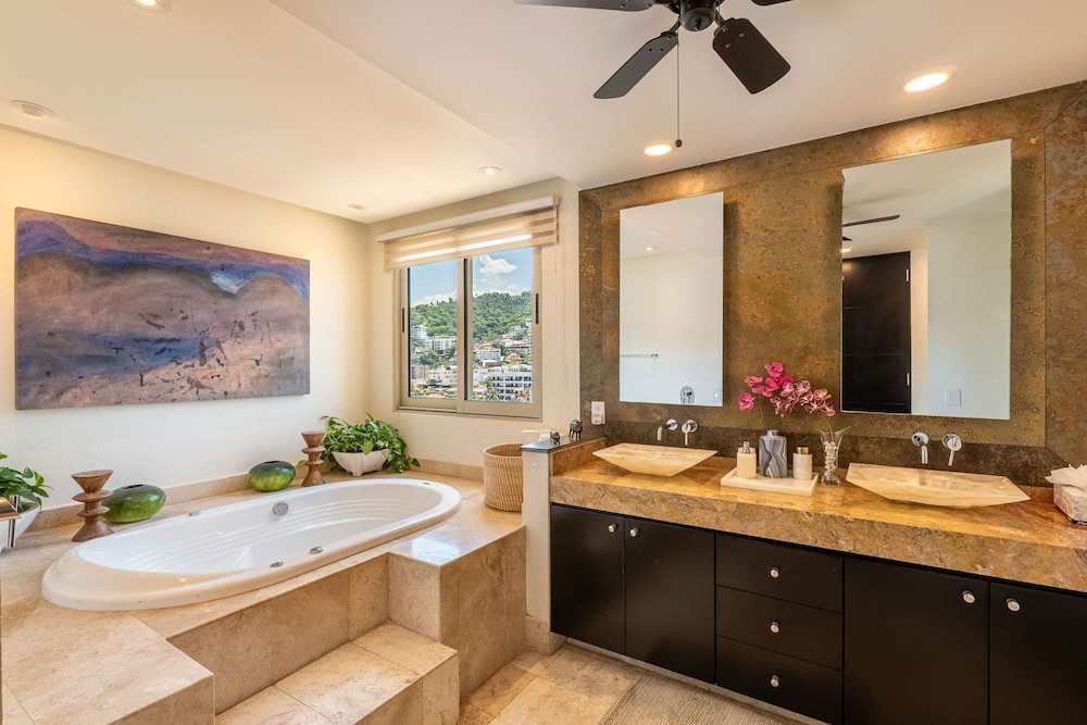 Ocean Front Amazing Views and Location Sleeps 8