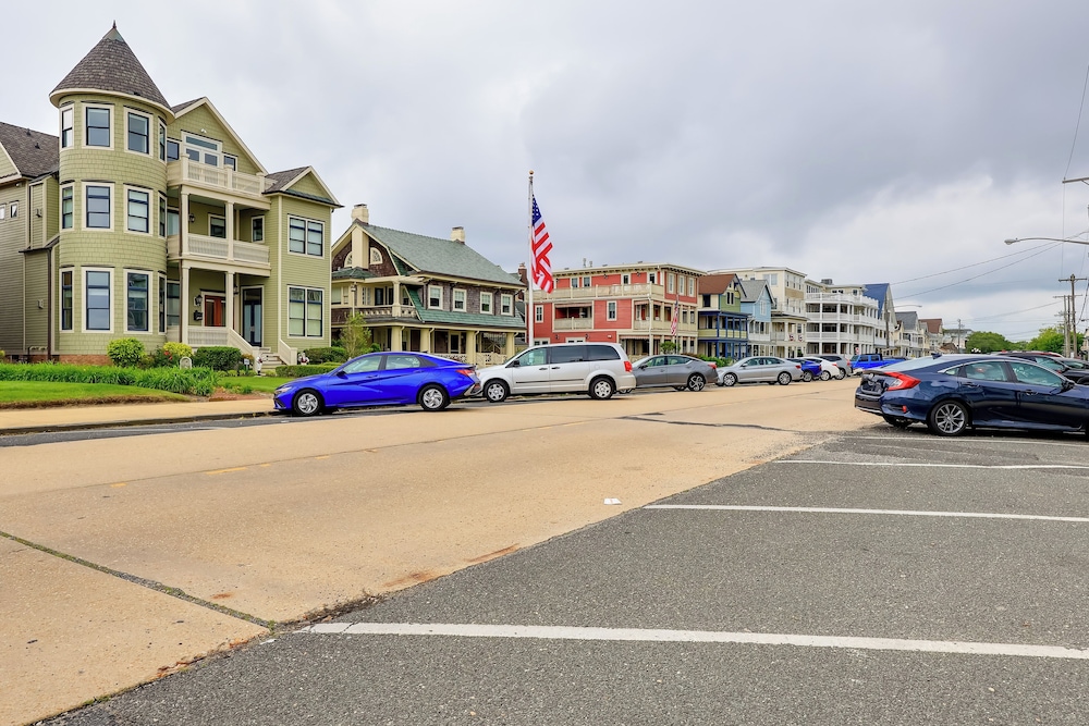 Walk to Downtown & Beach: Ocean Grove Apartment!