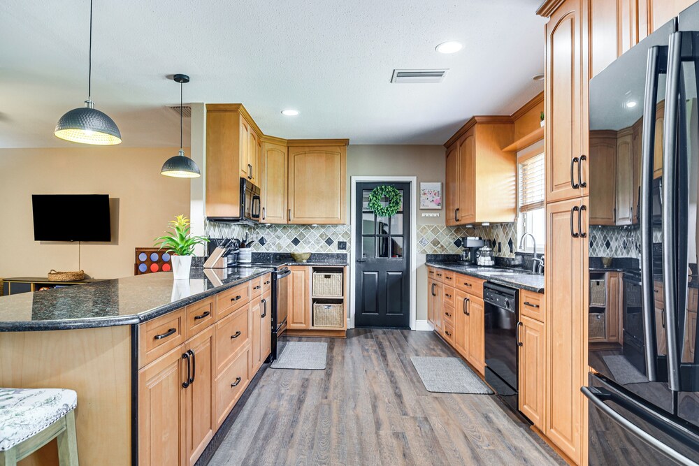 4 Mi to Indian Rocks Beach: Home w/ Backyard Oasis