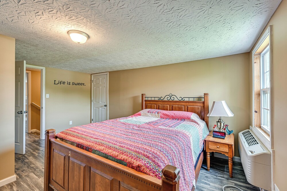 6 Mi to Lake Liberty: Pet-friendly Home w/ Yard