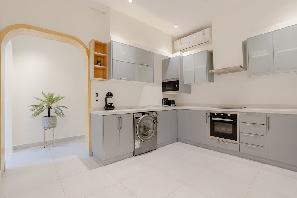 Three Bedroom Colorful & Exotic Flat in Alrabie