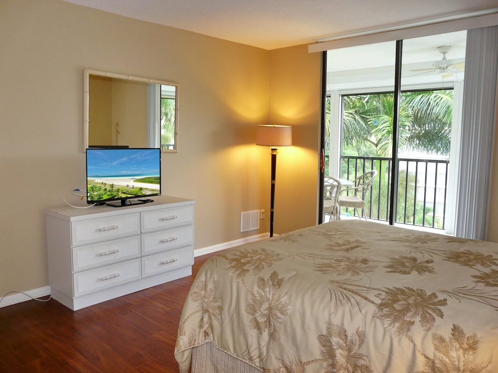 South end Condo With Pool/spa and Steps to Beach view 4