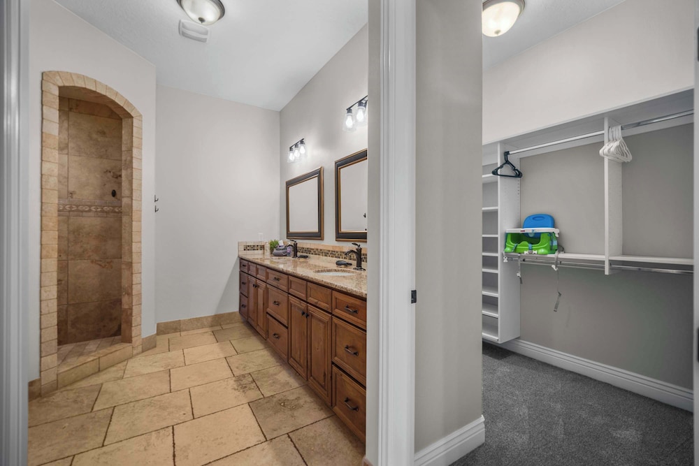 Pool Paradise for Families - Condo for 12 w/ Resort-style Amenities