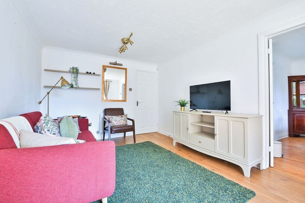 Homely 5 Bed House - 15 Mins to Cardiff City