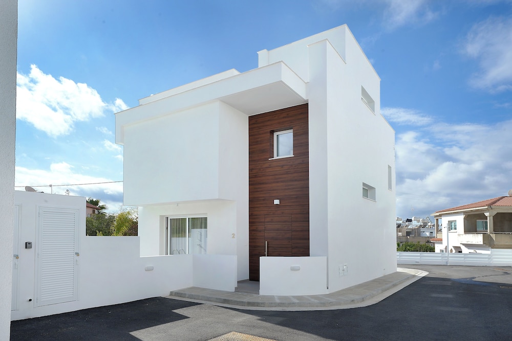 Sun & Moon Luxury 4-bedroom Villa
