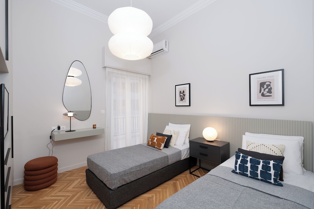 Spacious & Stylish Athens Apartment - Walk To Metro