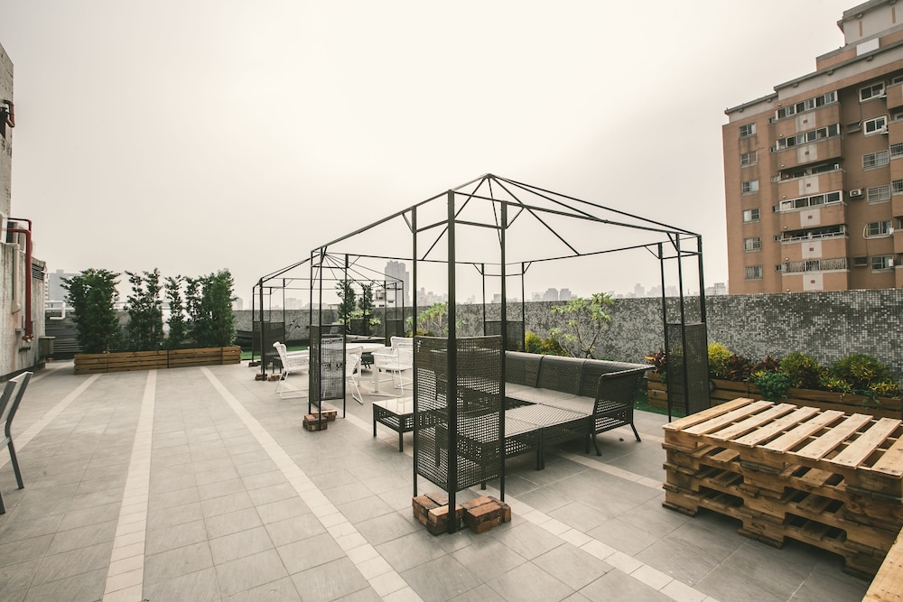 Stray Birds Taichung Hostel