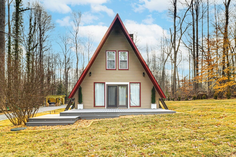Hot Tub, Fire Pit & Patio: A-frame Stafford Cabin
