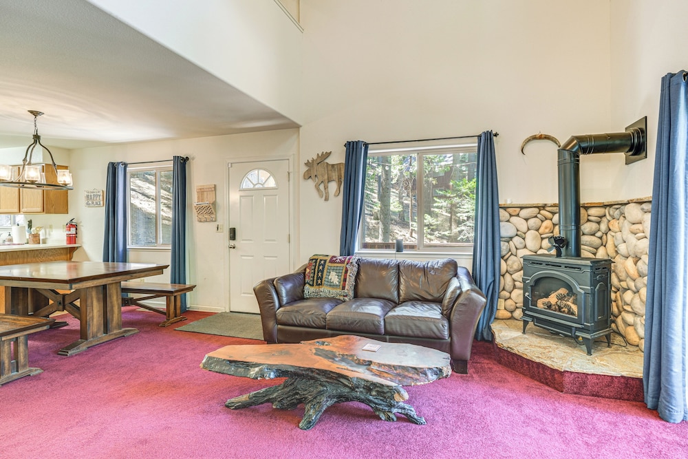 Hike, Swim, Golf: Family Retreat in Arnold!