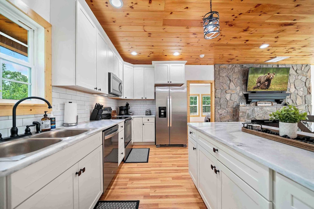 New Listing - Luxurious Mountain Home for 8 With Amenities