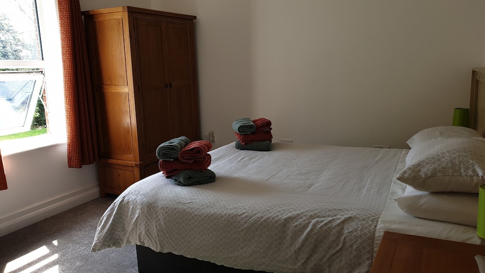 Yew Tree Apartment One Ryde view 3